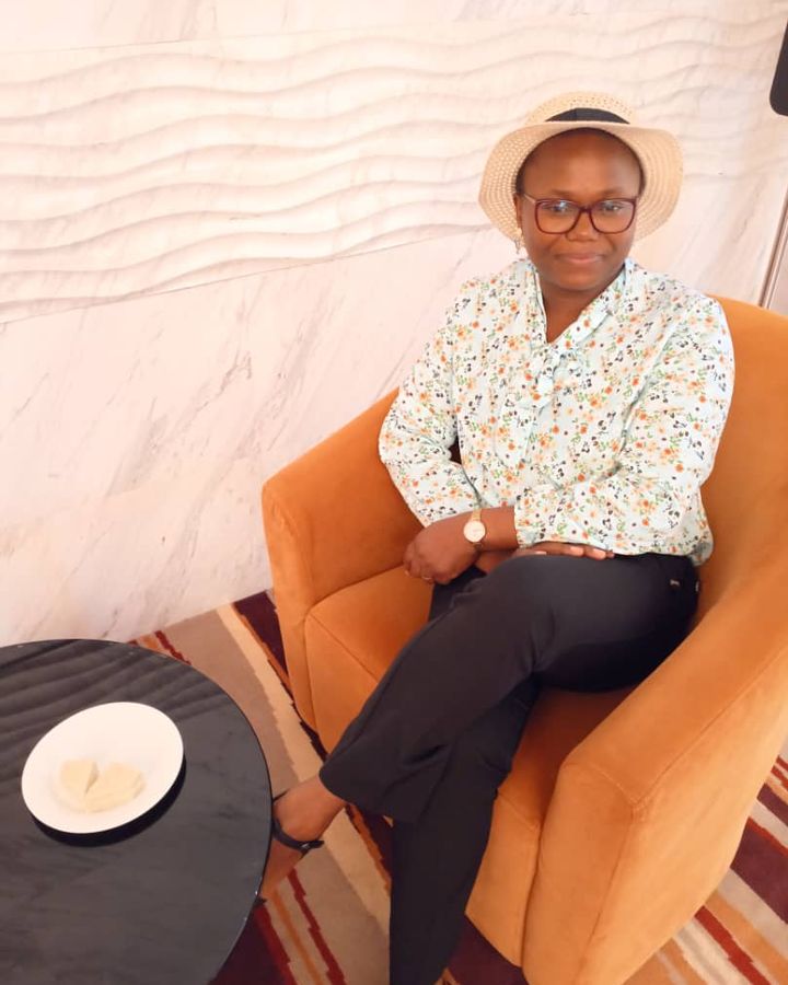 Estelle Metsago assise dans un fauteuil orange